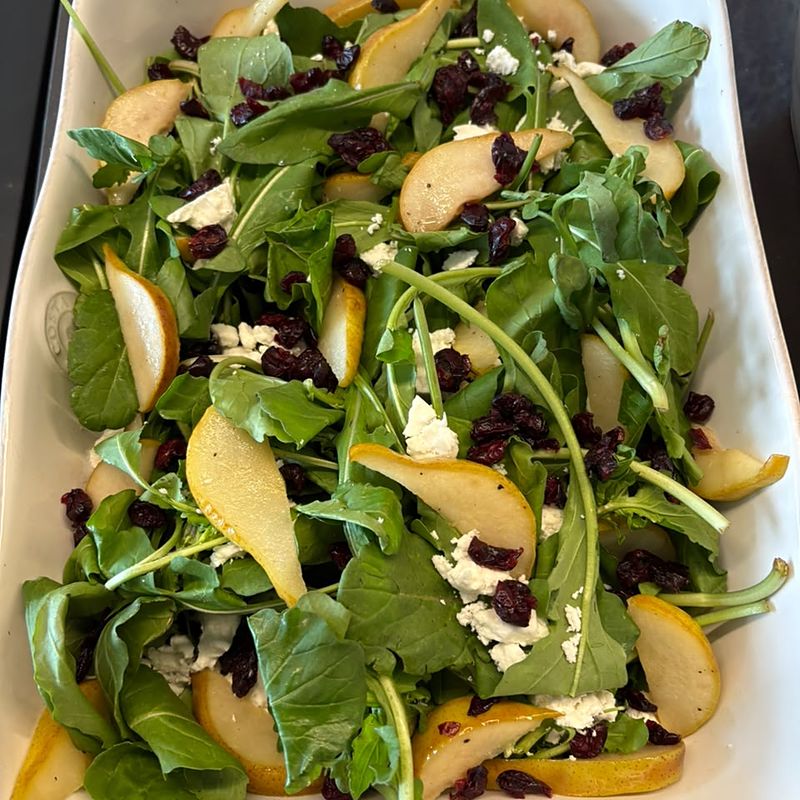 Ensalada de hojas verdes con pera, queso y frutos rojos