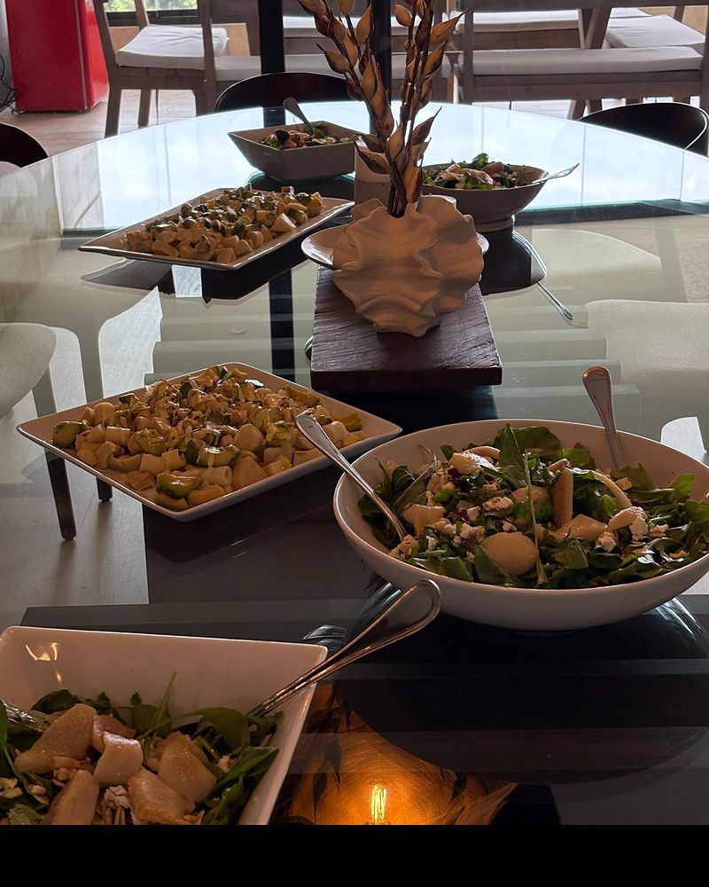 Mesa con ensaladas servidas
